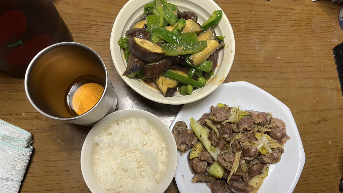 wakuchang's tweet photo. おかずのレパートリーが出切った感。ピーマンとナスの味噌炒めは2周目ですね。相変わらず色味がない。
#わくわくっきんぐ https://t.co/vHN34tLG6L