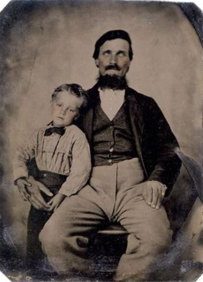 Teeh64's tweet photo. 🕯️ TRUE HORROR FACT

In the 1800s, families sometimes took photographs with their dead loved ones.

The bodies were posed to look alive.

For some families, it was their only photograph together.

Imagine smiling beside someone who had already died. 🕯️ https://t.co/u0BcddPj3s