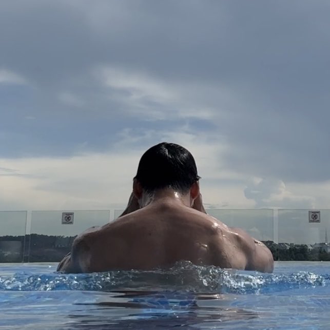 inthemoonight1's tweet photo. 나도 수영 잘하곱🏊🏻‍♂️ https://t.co/1mNiSrr0r6