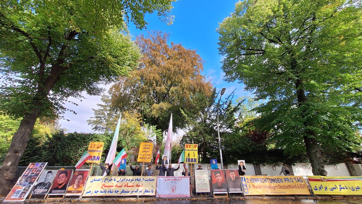 MehrizadehBehn1's tweet photo. 🔴در دویست و نهمین  روز  تحصن جلوی لانه جاسوسی فاشیسم دینی حاکم بر میهن ، به نام و یاد شهیدان👈 ایرانیان آزاده در #برلین عهد کردند👈 که تا سرنگونی جنایتکاران حاکم بر میهن، به تحصن خود ادامه دهند.✊️

#FreeIran2026NYRally 
#UNGA 
#نه_شاه_نه_شیخ https://t.co/qzndaIOTyX