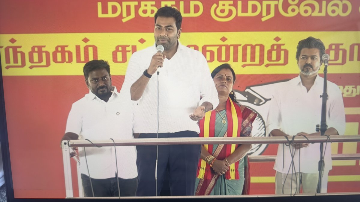 sureshsamyTVK's tweet photo. Striker on the bus, first ball ah Stalin ku than 😂 https://t.co/aSA6dj6oUl