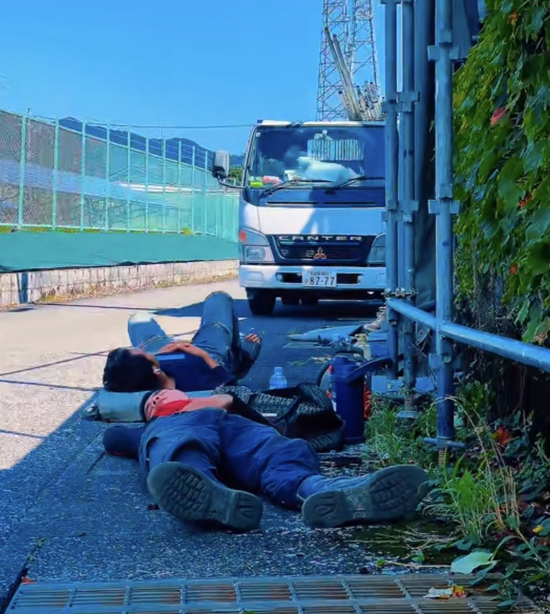 mico332's tweet photo. 解体現場の近くにトラックを路駐し、歩道を占拠するベトナム人🇻🇳
道路使用許可の有無は確認されていません、 https://t.co/s8Ij7ofVer