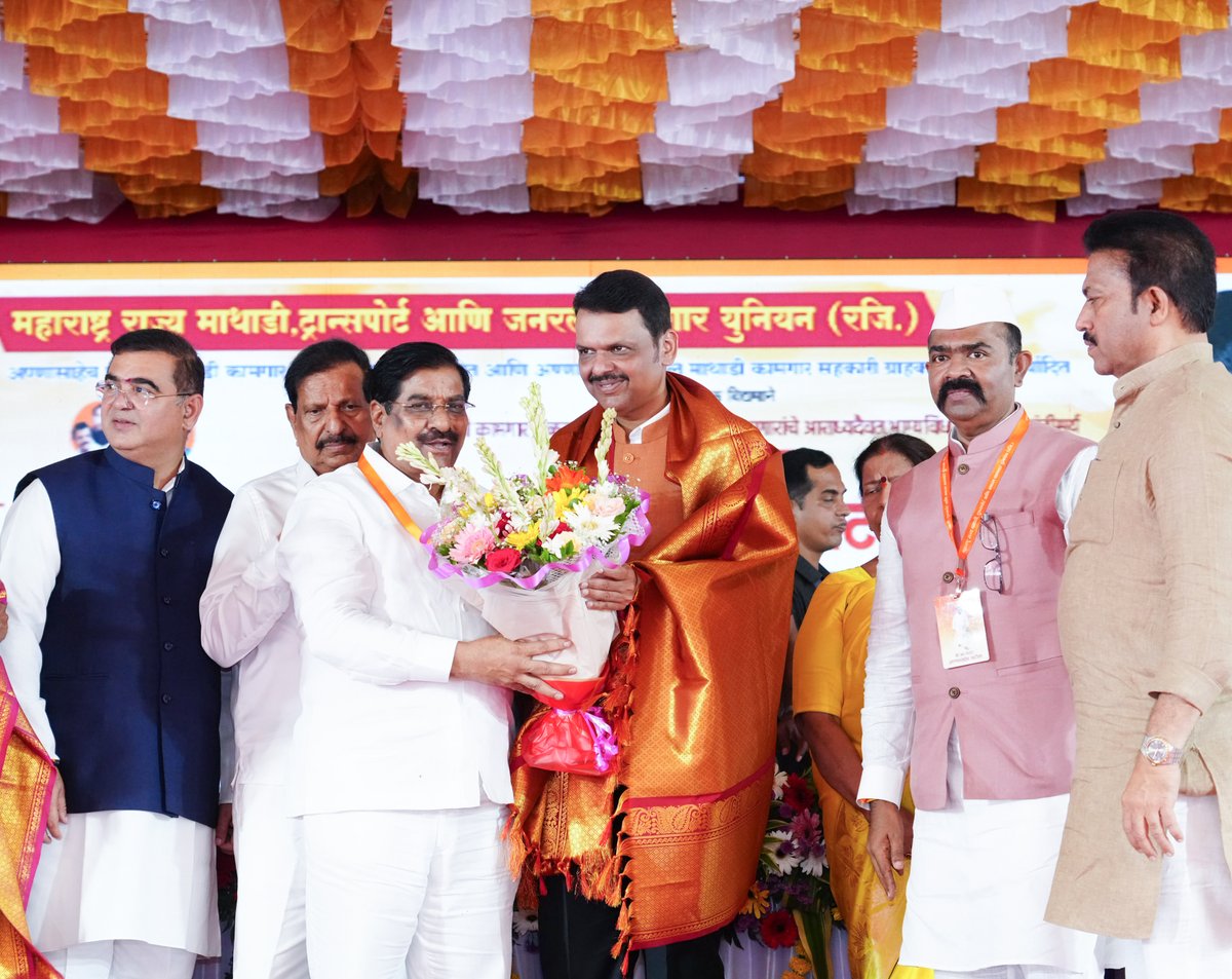 CMOMaharashtra's tweet photo. माथाडी कामगारांच्या हक्कांचे संरक्षण आणि कल्याणासाठी सरकार कटिबद्ध!

मुख्यमंत्री देवेंद्र फडणवीस यांनी आज नवी मुंबई येथे मराठा क्रांतिसूर्य स्व. अण्णासाहेब पाटील यांच्या 93व्या जयंतीनिमित्त आयोजित माथाडी कामगारांच्या भव्य मेळाव्यास प्रमुख उपस्थिती दर्शवली, यावेळी त्यांनी वडाळा माथाडी घरकुल प्रकल्पाच्या शुभारंभाची घोषणा केली, तसेच गुणवंत कामगारांना पुरस्कार वितरित केले.

माथाडी कामगारांना सामाजिक सुरक्षा आणि कायदेशीर संरक्षण देणारा ऐतिहासिक माथाडी कायदा कोणत्याही परिस्थितीत संपवला जाणार नसून तो कायम राहील, अशी ग्वाही मुख्यमंत्री फडणवीस यांनी यावेळी दिली. कष्टकरी कामगारांच्या हक्कांचे रक्षण करण्यासाठी आणि त्यांना सन्मानाचे जीवन मिळवून देण्यासाठी सरकार पूर्णपणे कटिबद्ध असल्याचे सांगतानाच, वडाळा येथील गृहप्रकल्पात सुमारे 3000 माथाडी कामगारांना हक्काची घरे दिली जातील आणि वाशी एपीएमसी मार्केट यार्डचा पुढील 50 वर्षांचा विचार करून जागतिक दर्जाचा पुनर्विकास केला जाईल, अशी घोषणा मुख्यमंत्री फडणवीस यांनी यावेळी केली.

महाराष्ट्राचे आराध्य दैवत छत्रपती शिवाजी महाराज, महामानव भारतरत्न डॉ. बाबासाहेब आंबेडकर व स्व. अण्णासाहेब पाटील यांच्या स्मृतीस अभिवादन करून मुख्यमंत्री फडणवीस म्हणाले, समाजातील शेवटच्या माणसाचा विचार करणारी अंत्योदयाची भूमिका पंडित दीनदयाल उपाध्याय यांनी मांडली. तीच भूमिका प्रत्यक्ष कृतीत आणण्याचे काम स्व. अण्णासाहेब पाटील यांनी केले. महाराष्ट्राच्या ग्रामीण भागातून मुंबईत आलेल्या कष्टकरी, असंघटित कामगारांना संघटित करून त्यांनी माथाडी कायदा अस्तित्वात आणला आणि कामगारांच्या श्रमाला प्रतिष्ठा मिळवून दिली. आज माथाडी कामगार ताठ मानेने समाजात उभा आहे, त्याचे संपूर्ण श्रेय स्व. अण्णासाहेब पाटील यांच्या त्यागाला जाते.

माथाडी कायद्याच्या संरक्षणाचा पुनरुच्चार करताना मुख्यमंत्री फडणवीस म्हणाले, हा कायदा कामगारांचे सुरक्षा कवच आहे. हा कायदा संपवला जाईल, असा संभ्रम काही घटकांकडून निर्माण केला जात असला तरी सरकार हा कायदा अधिक मजबूत करेल, तो संपू देणार नाही. मात्र, या पवित्र कामगार चळवळीच्या नावावर काही खोट्या टोळ्या तयार झाल्या असून त्या कामगारांचे नुकसान करत आहेत. या अनधिकृत प्रवृत्तींना चाप लावण्यासाठी आणि खऱ्या कामगारांचे हित जपण्यासाठी कामगार नेते व संबंधित अधिकाऱ्यांसमवेत लवकरच उच्चस्तरीय बैठक घेऊन कठोर पावले उचलली जातील.

कामगारांच्या कल्याणकारी योजनांचा आढावा घेताना मुख्यमंत्री फडणवीस यांनी स्पष्ट केले की, राज्यातील सर्व 36 माथाडी मंडळांचे सक्षमीकरण आणि पुनर्रचना करण्याचे काम हाती घेण्यात आले आहे. मंडळांच्या कामकाजात पारदर्शकता राहावी यासाठी स्वतंत्र पॅनेलद्वारे लेखापरीक्षण (ऑडिट) केले जाईल. कामगारांचे वेतन, पीएफ, ग्रॅच्युइटी, बोनस, घरभाडे आणि अपघात नुकसानभरपाई यांसारखे प्रलंबित प्रश्न तातडीने सोडवण्यात येतील. वडाळा येथील कामगारांच्या गृहप्रकल्पातील अडचणी दूर करून आवश्यक एफएसआय आणि परवानग्या देण्यात आल्या असून, 2850 ते 3000 माथाडी कामगारांना आधुनिक व हक्काची घरे दिली जातील. तसेच कामगारांसाठी भविष्यात आणखी गृहप्रकल्प उभारण्याचा सरकारचा प्रयत्न राहील.

वाशी एपीएमसी मार्केटच्या आधुनिकीकरणावर भर देताना मुख्यमंत्री फडणवीस म्हणाले की, 50 वर्षांपूर्वी स्थापन झालेले हे मार्केट त्या काळी आशियातील मोठे केंद्र होते. आता बदलत्या व्यापार पद्धतींचा आणि वाढत्या उलाढालीचा विचार करून वाशी मार्केटचा आंतरराष्ट्रीय दर्जाचा पुनर्विकास करण्यात येईल. यासाठी जमिनीखाली आणि जमिनीवर आवश्यक तो सर्व एफएसआय सरकार उपलब्ध करून देईल. या आधुनिक व आंतरराष्ट्रीय बाजारपेठेमुळे माथाडी कामगारांना अधिक प्रमाणात शाश्वत रोजगार मिळेल.

माथाडी कामगारांच्या पुढील पिढीच्या उज्ज्वल भविष्यासाठी आवाहन करताना मुख्यमंत्री फडणवीस म्हणाले, कामगारांच्या मुलांनी केवळ माथाडी कामापुरते मर्यादित न राहता डॉक्टर, इंजिनिअर, सीए, सीएस आणि सनदी अधिकारी बनले पाहिजे. स्व. अण्णासाहेब पाटील आर्थिक विकास महामंडळ आणि 'सारथी'च्या माध्यमातून माथाडी कामगारांच्या मुलांच्या उच्च शिक्षणासाठी आणि कौशल्य विकासासाठी स्वतंत्र योजना आखल्या जातील, ज्यास राज्य सरकार सर्वतोपरी सहकार्य करेल. आम्ही सदैव तुमच्याच पाठीशी आहोत.

यावेळी मंत्री गणेश नाईक, मंत्री जयकुमार रावल, आमदार निरंजन डावखरे, आमदार मंदा म्हात्रे, अण्णासाहेब पाटील आर्थिक मागास विकास महामंडळाचे अध्यक्ष नरेंद्र पाटील, नवी मुंबईच्या महापौर सुजाता पाटील व इतर मान्यवर उपस्थित होते.

@Dev_Fadnavis @NaikSpeaks @JaykumarRawal @niranjandtweets @MlaMandaMhatre @NarendraMathadi @SujataP88512
#Maharashtra #DevendraFadnavis #MathadiKamgar
