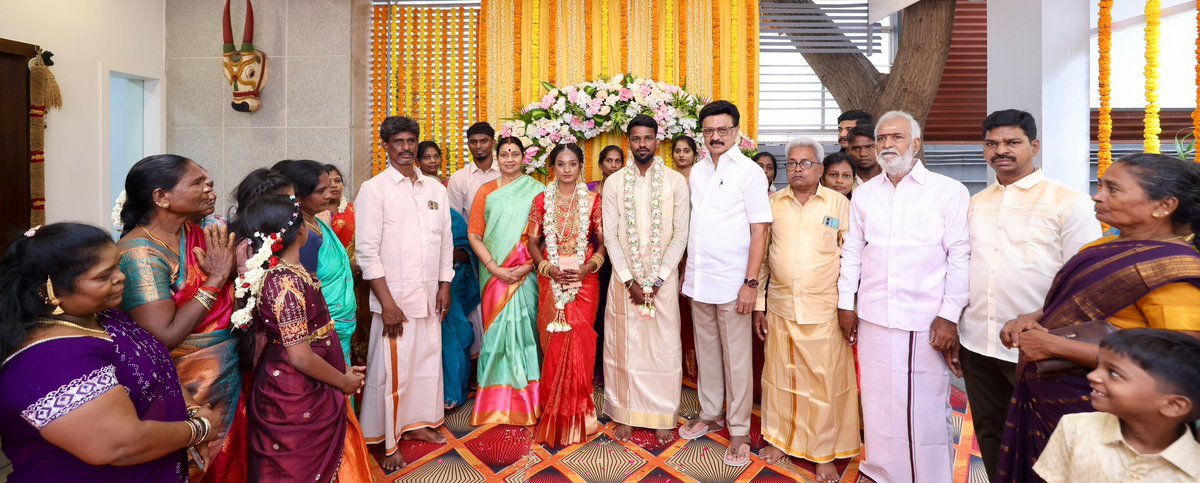 PKSekarbabu's tweet photo. பாசமிகு கழகத் தலைவர் திரு.@mkstalin அவர்களின் தலைமையில் திருமணம் – மணமக்களுக்கு வாழ்த்து!

இன்று (25.09.2026), பாசமிகு கழகத் தலைவர் அவர்களின் இல்லத்தில், சென்னை கிழக்கு மாவட்டம், துறைமுகம் மேற்கு பகுதி, 57-வது வட்டக் கழகச் செயலாளர் திரு. வி. ராமமூர்த்தி அவர்களின் மகன் (1/2) https://t.co/pMrggqT5Bo