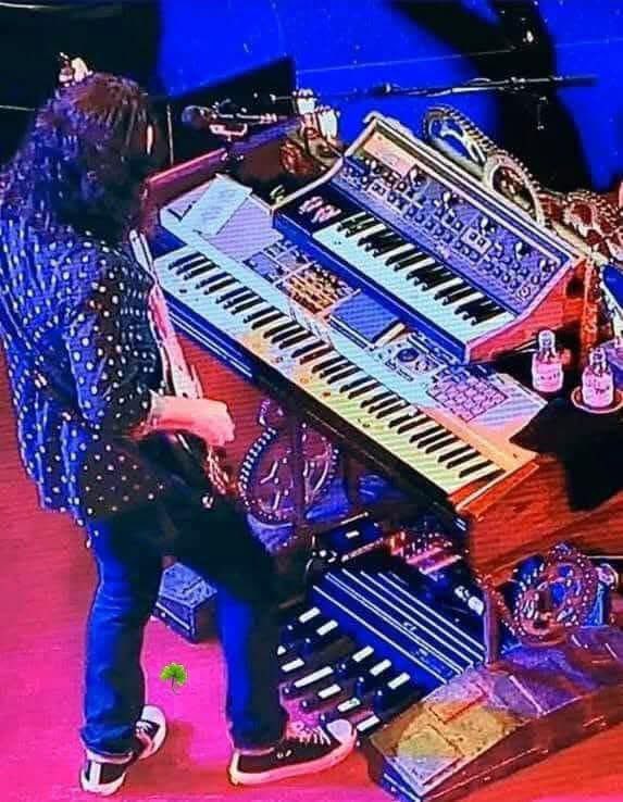 vivien2112's tweet photo. All this machinery making modern music
Can still be open-hearted
Not so coldly charted
It's really just a question of your honesty, yeah
Your honesty
One likes to believe in the freedom of music…

#RipNeilPeart 
#ThankGedItsFriday #RushFamily 📻⚾️🍷🎸🎤 https://t.co/i90jVVdWLO