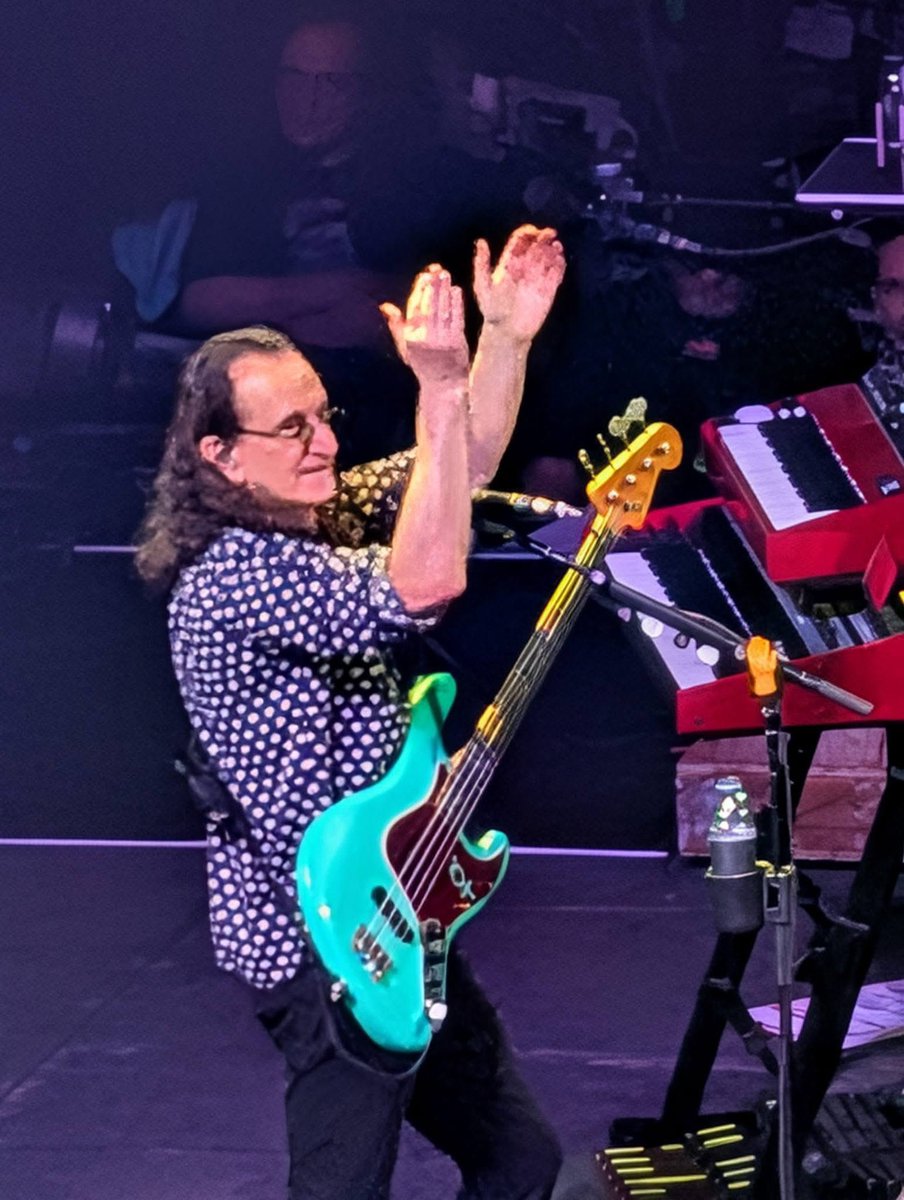 vivien2112's tweet photo. All this machinery making modern music
Can still be open-hearted
Not so coldly charted
It's really just a question of your honesty, yeah
Your honesty
One likes to believe in the freedom of music…

#RipNeilPeart 
#ThankGedItsFriday #RushFamily 📻⚾️🍷🎸🎤 https://t.co/i90jVVdWLO