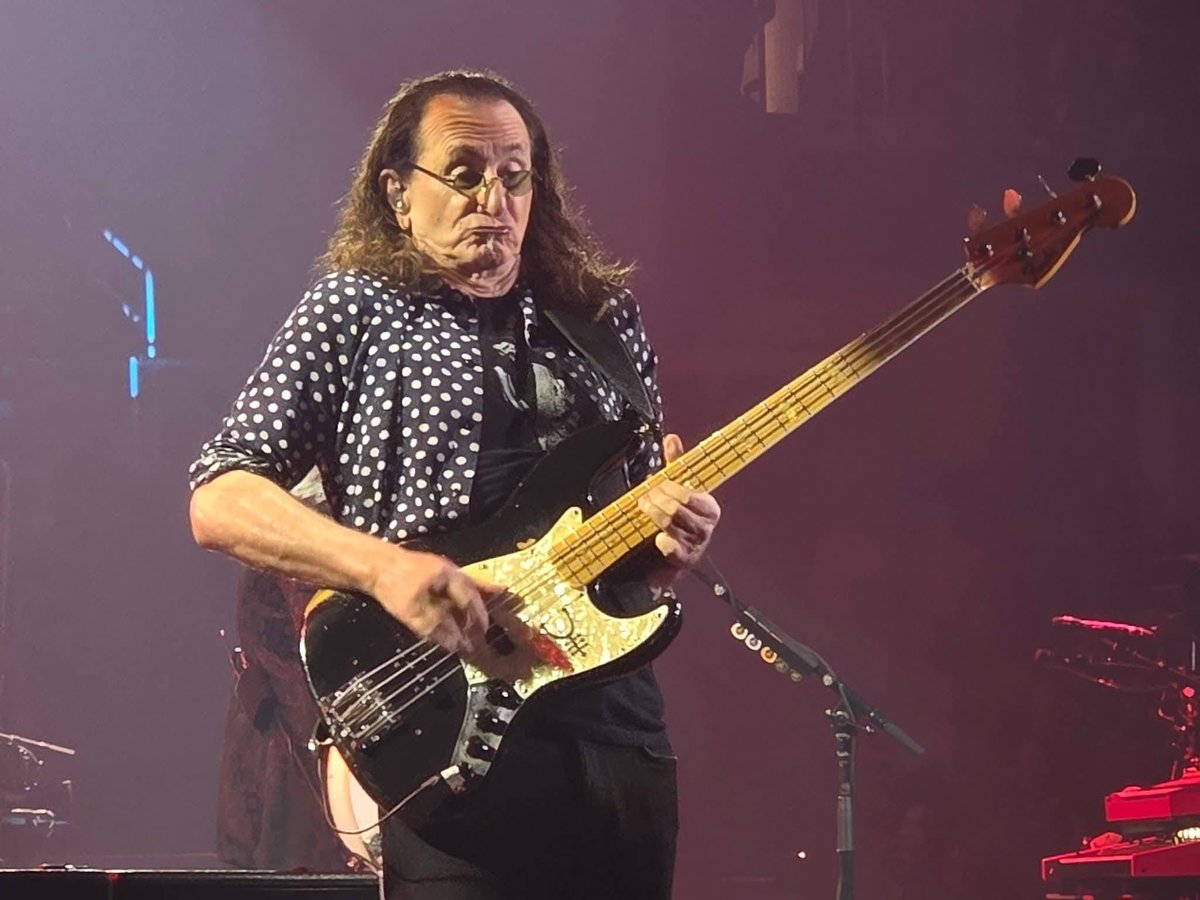 vivien2112's tweet photo. All this machinery making modern music
Can still be open-hearted
Not so coldly charted
It's really just a question of your honesty, yeah
Your honesty
One likes to believe in the freedom of music…

#RipNeilPeart 
#ThankGedItsFriday #RushFamily 📻⚾️🍷🎸🎤 https://t.co/i90jVVdWLO