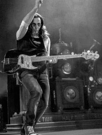 vivien2112's tweet photo. All this machinery making modern music
Can still be open-hearted
Not so coldly charted
It's really just a question of your honesty, yeah
Your honesty
One likes to believe in the freedom of music…

#RipNeilPeart 
#ThankGedItsFriday #RushFamily 📻⚾️🍷🎸🎤 https://t.co/i90jVVdWLO