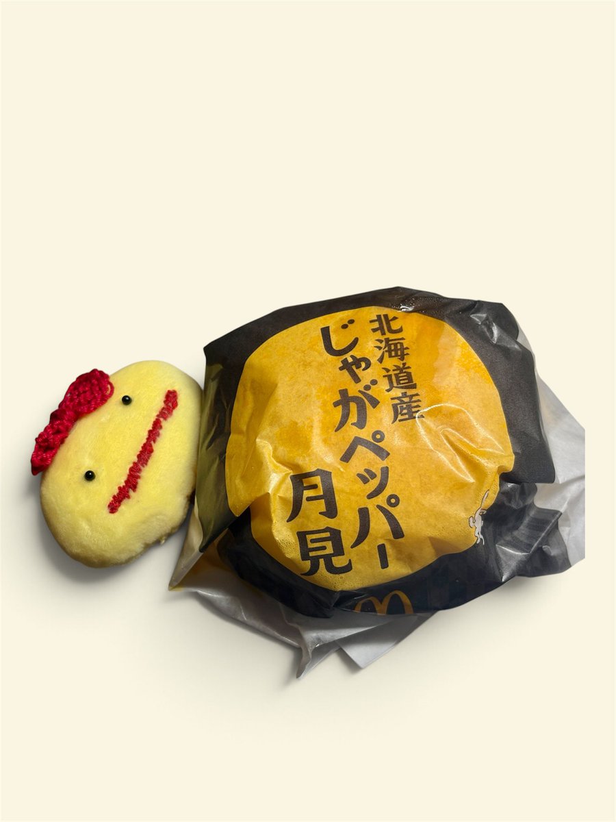azumi__asakura8's tweet photo. たべた🌕

#月見バーガー　#マクドナルド　#あずみのぬいもの https://t.co/bJ2zSdcA2w