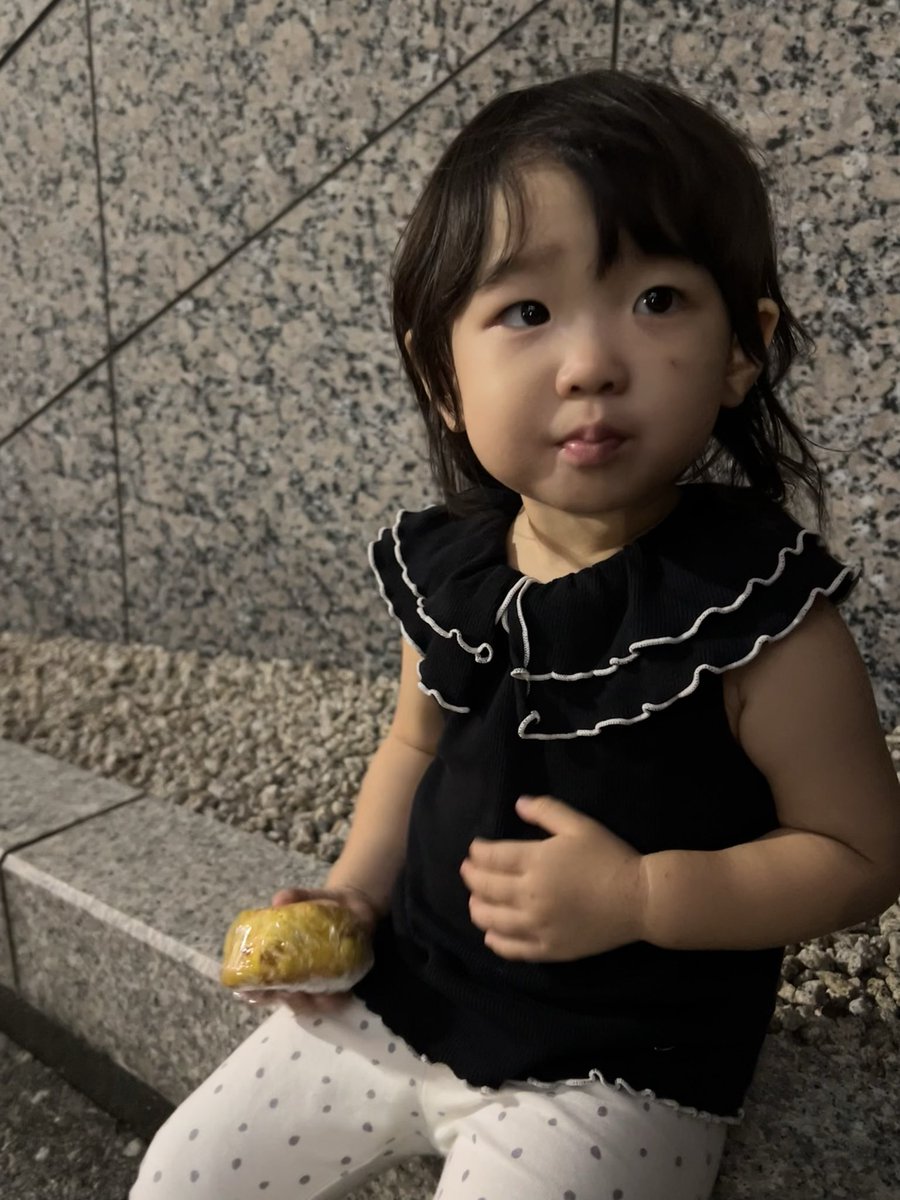 hinako_5656's tweet photo. ちょっと歩いたらすぐ座るーって言って
速攻食べてました😌
おかまさん、女性の方、
いつもありがとうございます🥰 https://t.co/mCLLMWp62R