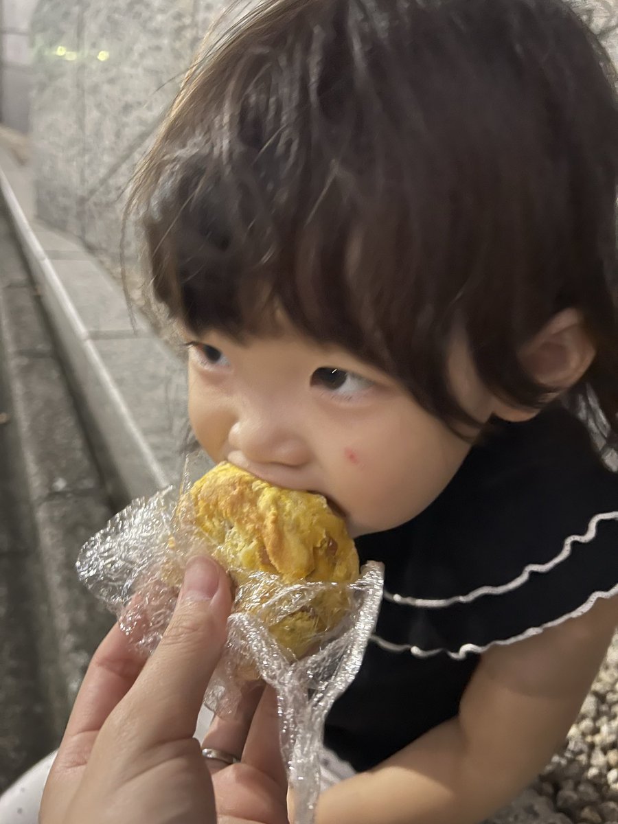 hinako_5656's tweet photo. ちょっと歩いたらすぐ座るーって言って
速攻食べてました😌
おかまさん、女性の方、
いつもありがとうございます🥰 https://t.co/mCLLMWp62R