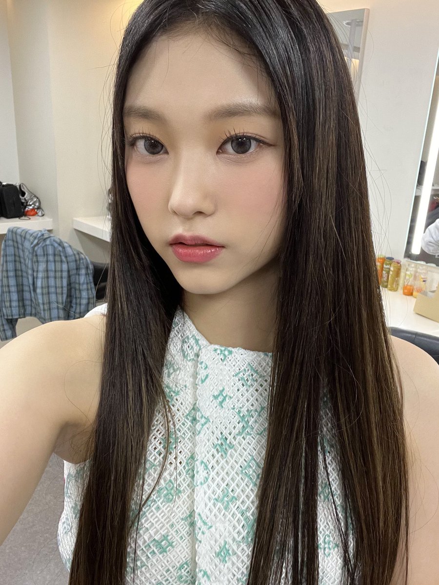 Jadduu22's tweet photo. 내고양이 한창일때 메이크업의 반은 약간 자연스런 굽굽 스탈이엇는데
가끔 이렇게 뽀용하고 상콤한 메컵할때 ㅈㅉ 아이돌스럽고 커여운거 아는사람ㅜㅜ https://t.co/foa46re2ME