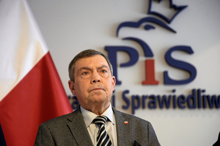 Bob57PL's tweet photo. 📛Fakty się nie starzeją ‼️Inicjator budowy pomnika Lecha Kaczyńskiego, zwolennik wyjścia Polski z Unii Europejskiej, były prezydent Szczecina oskarżony w sprawie malwersacji miejskimi gruntami, karierowicz od 2017 w PiS‼️
Kto? Bartłomiej Sochański, zastępca Święczkowskiego‼️ https://t.co/OefgeSg7oi