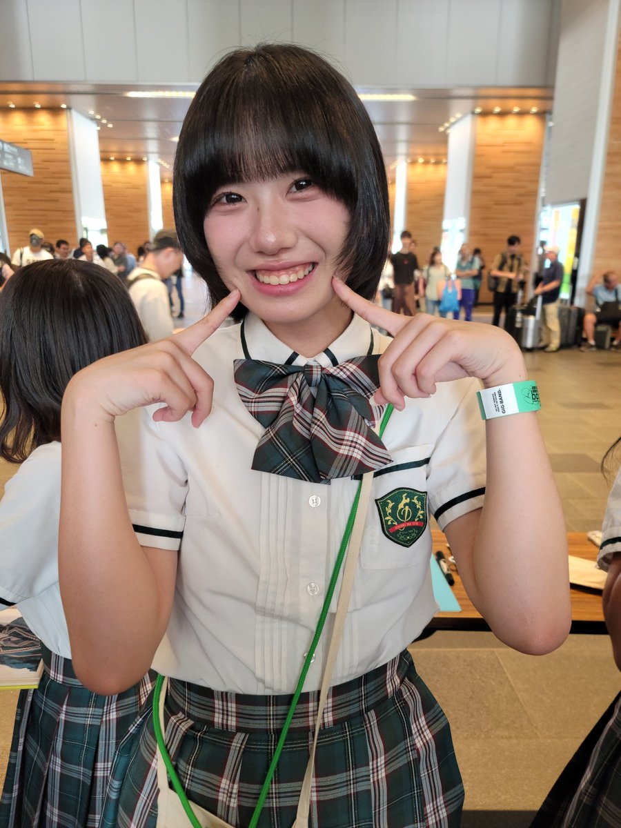 KAMI95311630's tweet photo. #back_on_live FES特典会⑤

ふうちゃん🚄
特典会は約1年半ぶりかな❓🤔

自分着てたTシャツに視線👀
そして吹き出し気味の笑み🤣
明らかに変なTシャツだったので👕

元気一杯ふうちゃん‼️
おかげ様で元気分けて貰えちゃった✨

#ほくりくアイドル部
#林風奈 https://t.co/38t4SuI1aR