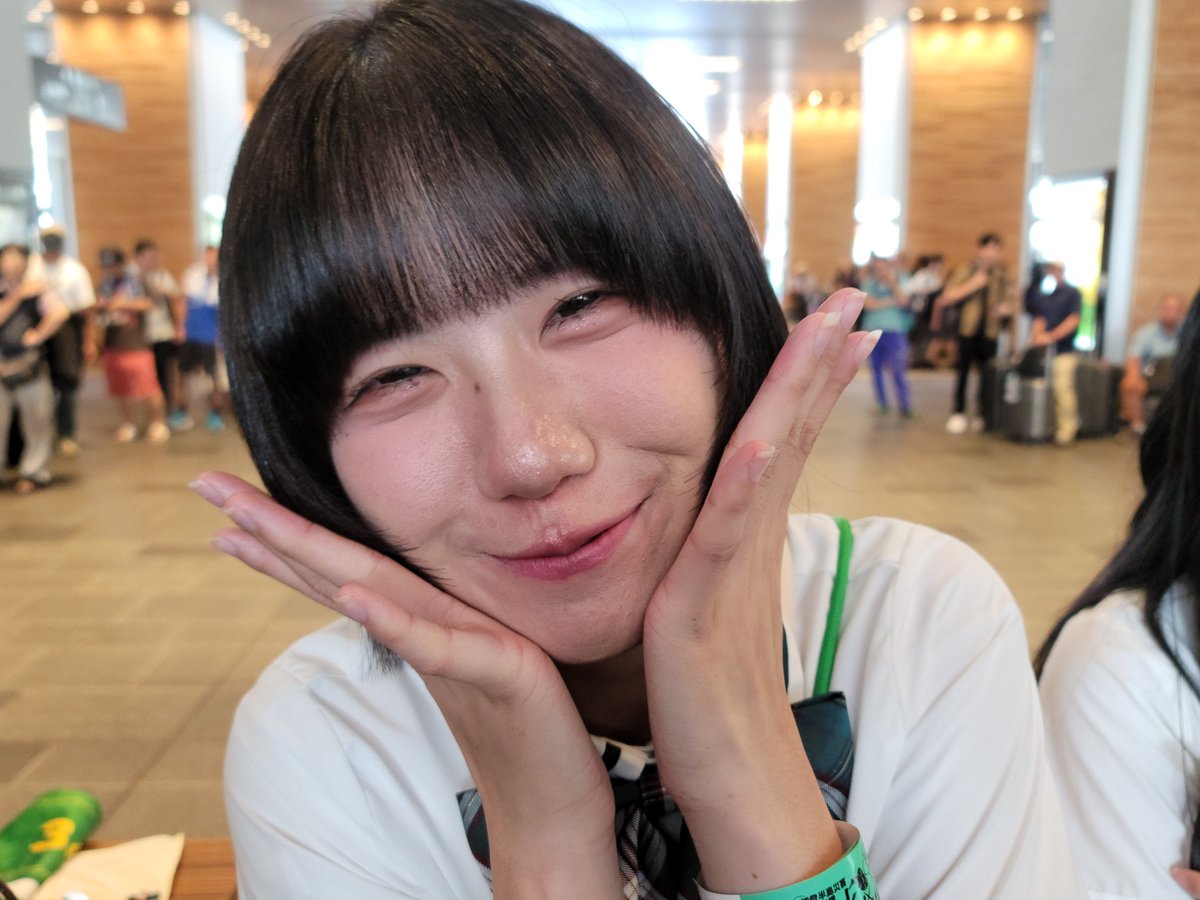 KAMI95311630's tweet photo. #back_on_live FES特典会⑤

ふうちゃん🚄
特典会は約1年半ぶりかな❓🤔

自分着てたTシャツに視線👀
そして吹き出し気味の笑み🤣
明らかに変なTシャツだったので👕

元気一杯ふうちゃん‼️
おかげ様で元気分けて貰えちゃった✨

#ほくりくアイドル部
#林風奈 https://t.co/38t4SuI1aR