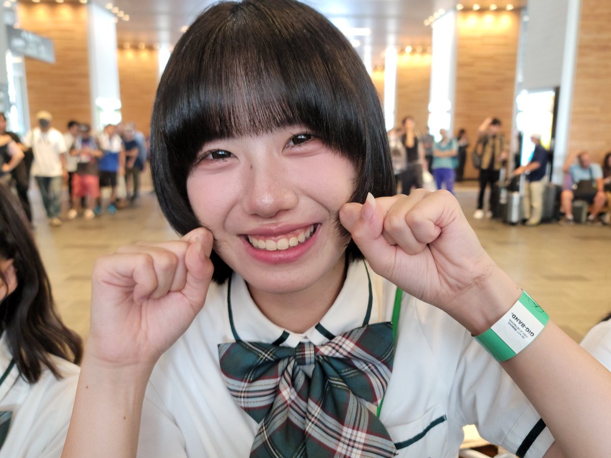 KAMI95311630's tweet photo. #back_on_live FES特典会⑤

ふうちゃん🚄
特典会は約1年半ぶりかな❓🤔

自分着てたTシャツに視線👀
そして吹き出し気味の笑み🤣
明らかに変なTシャツだったので👕

元気一杯ふうちゃん‼️
おかげ様で元気分けて貰えちゃった✨

#ほくりくアイドル部
#林風奈 https://t.co/38t4SuI1aR