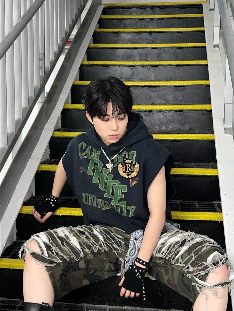 gaem1chin's tweet photo. 오른쪽 밑에 뭐가 있나..? 타래 https://t.co/FuyyTnMwZe