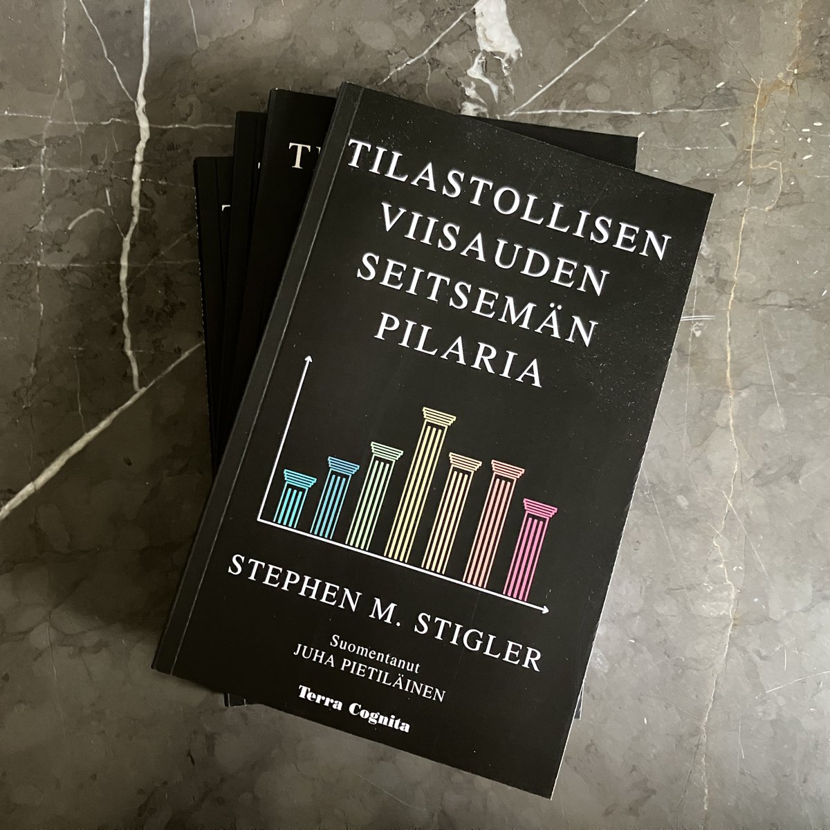 TCtietokirjat's tweet photo. Syksyn ensimmäisenä kirjanamme tilastotieteilijä ja alan historioitsija Stephen Stiglerin käsitys siitä, mikä on tilastollisen ajattelun perusta ja mikä tekee tilastotieteestä tieteen itsessään. Ajatonta kamaa. Verkkokaupasta ja mm. @RosebudBooks  -kirjakaupoista. https://t.co/U1pXH7AU6g