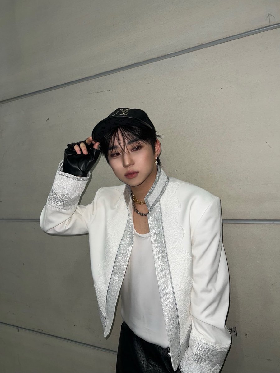 gaem1chin's tweet photo. 오른쪽 밑에 뭐가 있나..? 타래 https://t.co/FuyyTnMwZe