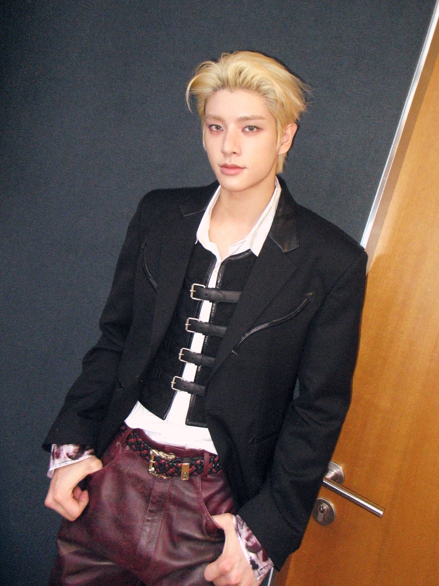 hani94_sim's tweet photo. ไม่รู้มีใครเป็นแบบนี้เหมือนกันมั๊ย เวลาที่เจคลุค so hot ลุคแบบหล่อๆ ดิบๆ นี่จะเรียกว่าเจค https://t.co/GBLJNws01M