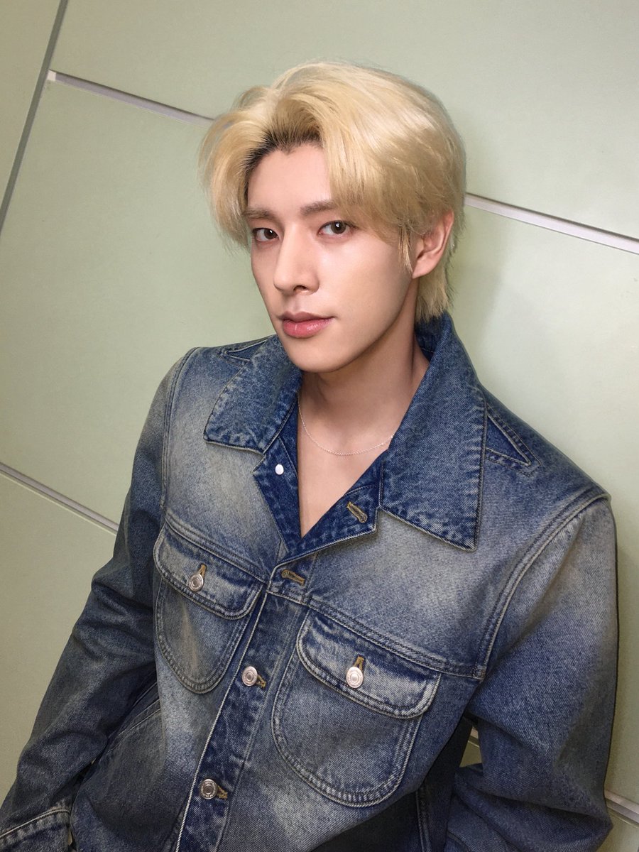 hani94_sim's tweet photo. ไม่รู้มีใครเป็นแบบนี้เหมือนกันมั๊ย เวลาที่เจคลุค so hot ลุคแบบหล่อๆ ดิบๆ นี่จะเรียกว่าเจค https://t.co/GBLJNws01M