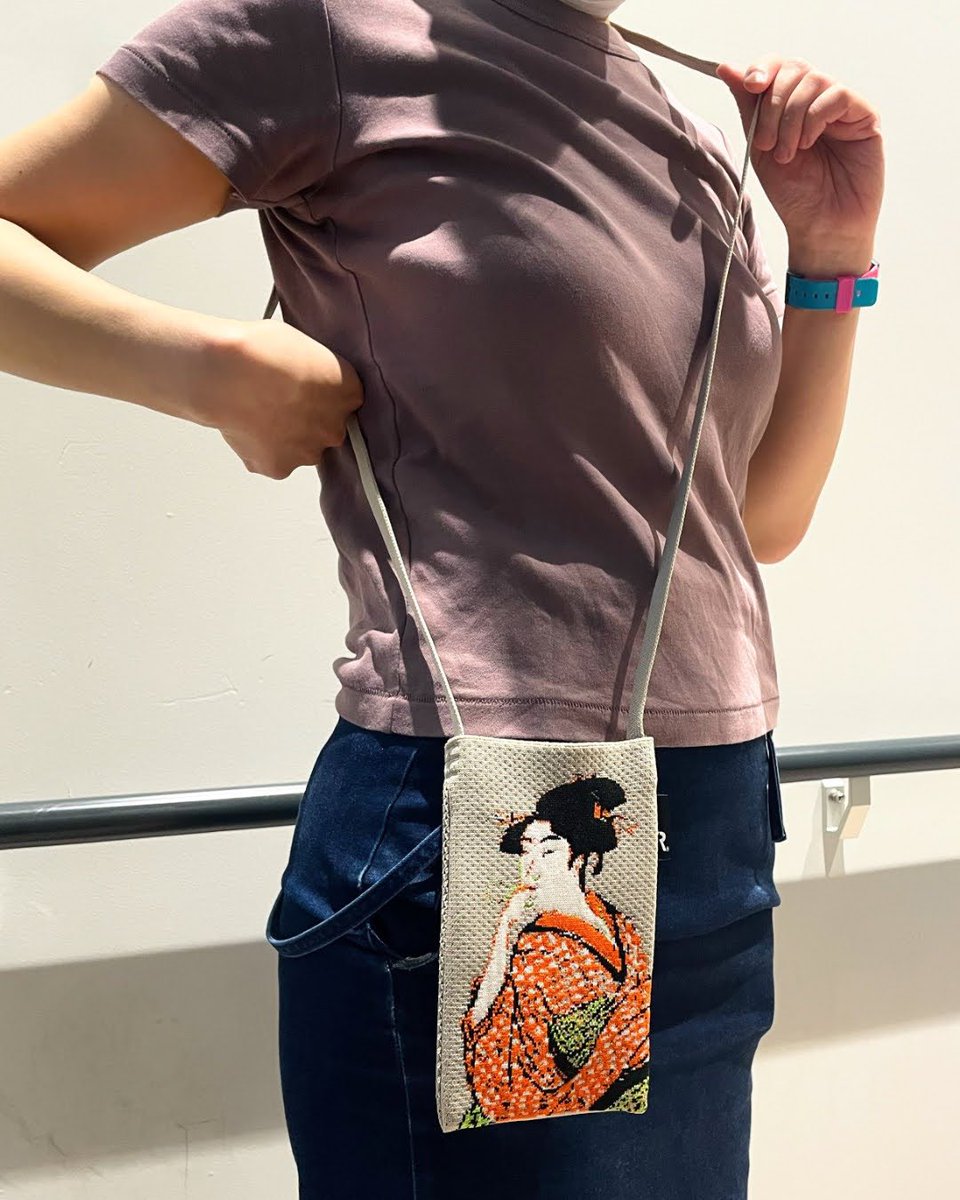 lammfromm_jp's tweet photo. 🍂秋のお出かけに✨華金のご紹介は、ペットボトルからリサイクルした先染めの糸を使用した「 ROOTOTE ami ART サコッシュシリーズ」より、喜多川歌麿＆東洲斎写楽のサコッシュです💕週末も皆様のお越しをお待ちしております😊 https://t.co/q78ITfLxTJ