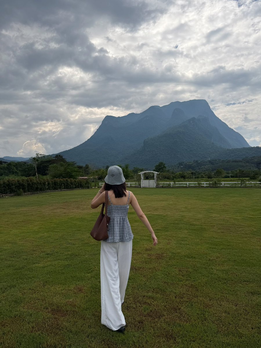 mychanita's tweet photo. ขอหนีฝนจากกทมมาเชียงดาวก่อนน้า ก่อนหน้านี้ได้แต่ดูเขามา พอได้มาแล้วฟินมาก ดอยหลวงใหญ่เบิ้ม สวยมากเลย คาเฟ่ hey now chiang dao วิวคือที่สุด🫶🏻 vibe น่ารักมากๆ https://t.co/xrZYLHLQty