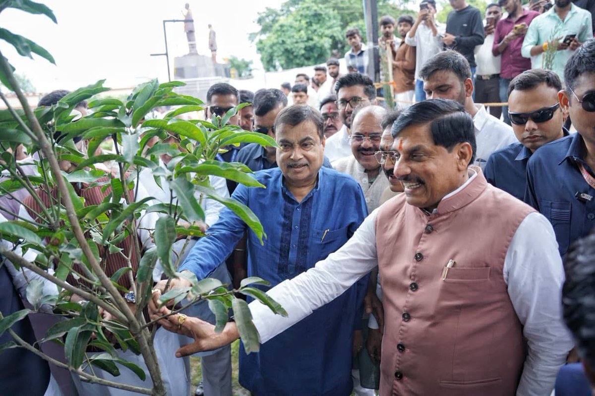 BaggaNeha's tweet photo. एकात्म मानववाद और अंत्योदय के प्रणेता, उत्कृष्ट संगठनकर्ता एवं भाजपा के पितृपुरुष श्रद्धेय पंडित दीनदयाल उपाध्याय जी की जयंती के अवसर पर मुख्यमंत्री @DrMohanYadav51 जी एवं केन्द्रीय मंत्री श्री @nitin_gadkari जी ने आज भोपाल में स्थित उनकी प्रतिमा पर पुष्पांजलि अर्पित कर उन्हें नमन किया। साथ ही इस अवसर पर पौधारोपण कर पर्यावरण संरक्षण का संकल्प लिया। 

इस दौरान प्रदेश सरकार में मंत्री श्री @MPRakeshSingh जी व श्री @VishvasSarang जी, भाजपा प्रदेश महामंत्री श्री @RahulKothariBJP जी,  विधायक श्री @BDSabnani जी व श्री @rameshwar4111 जी, महापौर श्रीमती @MALTIRAIBJP जी एवं जिला अध्यक्ष श्री @BjpRavindrayati जी समेत अन्य जनप्रतिनिधि, भाजपा पदाधिकारी तथा कार्यकर्ता उपस्थित रहे।