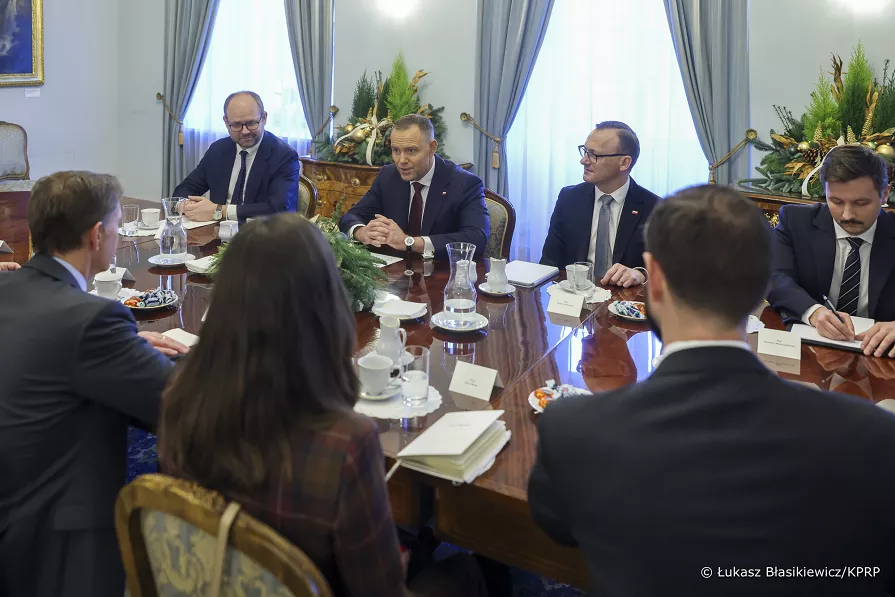 obserwatorXXXX's tweet photo. Ciekawa sekwencja zdarzeń:

8 XII 2025: Nawrocki przyjmuje w Pałacu delegację Meta (Facebook, Instagram, What's Up). Jednym z tematów są „regulacje unijne”.

19 XII: do Nawrockiego trafia ustawa wdrażająca DSA, wzmacniająca nadzór nad platformami cyfrowymi i prawa ich użytkowników.

9 I 2026: Nawrocki ustawę wetuje.

IX 2026: Newsweek i Radio ZET ujawniają, że prywatna fundacja współpracująca przy wydarzeniach z udziałem prezydenta oferowała firmom pakiety sponsorskie za 25–100 tys. dolarów, które według informatorów miały wiązać się z różnym poziomem dostępu do Nawrockiego.

Na dziś nie wiemy, czy Meta kupiła taki pakiet ani że spotkanie z 8 grudnia było płatne. Jest natomiast potwierdzone spotkanie, rozmowa o regulacjach i późniejsze weto ustawy dotyczącej największych platform cyfrowych.

Na zdjęciach https://t.co/wKTZmdPb6A. Nawrocki, Kevin Martin, prezes ds. polityki globalnej Meta, a po stronie KPRP Przydacz i Leśkiewicz
