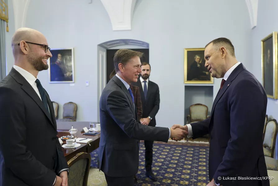 obserwatorXXXX's tweet photo. Ciekawa sekwencja zdarzeń:

8 XII 2025: Nawrocki przyjmuje w Pałacu delegację Meta (Facebook, Instagram, What's Up). Jednym z tematów są „regulacje unijne”.

19 XII: do Nawrockiego trafia ustawa wdrażająca DSA, wzmacniająca nadzór nad platformami cyfrowymi i prawa ich użytkowników.

9 I 2026: Nawrocki ustawę wetuje.

IX 2026: Newsweek i Radio ZET ujawniają, że prywatna fundacja współpracująca przy wydarzeniach z udziałem prezydenta oferowała firmom pakiety sponsorskie za 25–100 tys. dolarów, które według informatorów miały wiązać się z różnym poziomem dostępu do Nawrockiego.

Na dziś nie wiemy, czy Meta kupiła taki pakiet ani że spotkanie z 8 grudnia było płatne. Jest natomiast potwierdzone spotkanie, rozmowa o regulacjach i późniejsze weto ustawy dotyczącej największych platform cyfrowych.

Na zdjęciach https://t.co/wKTZmdPb6A. Nawrocki, Kevin Martin, prezes ds. polityki globalnej Meta, a po stronie KPRP Przydacz i Leśkiewicz