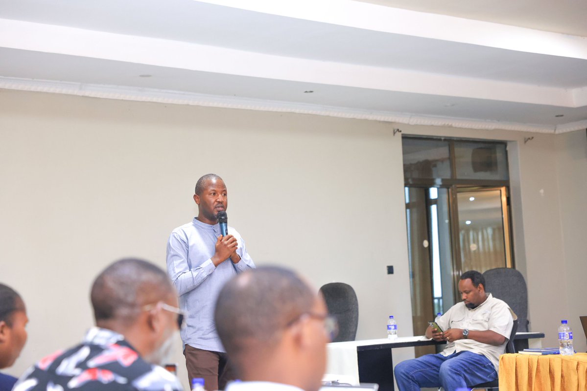 EnviroRwanda's tweet photo. DG at @MeteoRwanda @AimableGahigi told journalists at the workshop that media has a critical role to play in getting weather and climate information to communities in time to act - a key pillar of the #EW4All initiative.
#MeteoRwanda #WMO #ClimateAction #Rwanda https://t.co/vUlEebRivb
