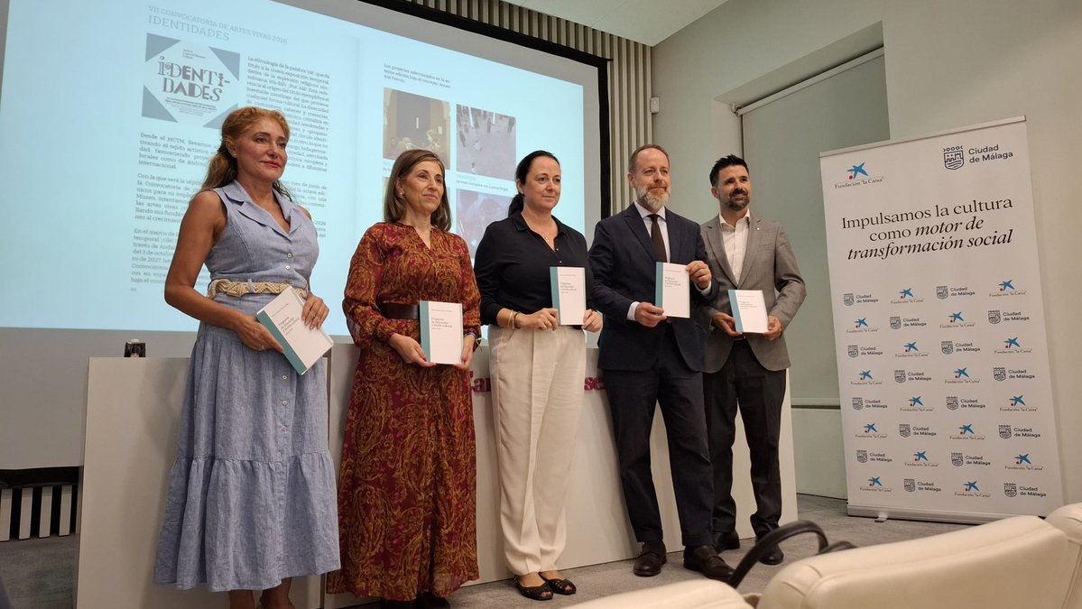 thyssenmalaga's tweet photo. 📚 Hoy hemos presentado en el Museo Carmen Thyssen Málaga nuestro Programa de Educación y Acción Cultural 2026/2027, que vuelve a contar con la colaboración de Fundación "la Caixa" y que reúne propuestas para todos los públicos: centros educativos, familias, comunidades, docentes, jóvenes y otros colectivos.

En la presentación nos han acompañado Mariana Pineda, concejala de Cultura y Patrimonio Histórico del Ayuntamiento de Málaga; María de la Paz Flores, concejala de Educación y Fomento del Empleo; Jesús Cabrera, director del Área de Negocio de Málaga de CaixaBank; Juan Carlos Barroso, responsable territorial de la Fundación “la Caixa” en Andalucía, Ceuta y Melilla; y, por parte del Museo, Lourdes Moreno, directora artística, y Javier Ferrer, gerente.

Entre las novedades de este curso destaca la incorporación del yacimiento arqueológico romano a las actividades educativas, con nuevas visitas para centros escolares y, próximamente, también para familias. 🏛️

El programa incluye además talleres, visitas, conferencias, proyectos de creación, ciclos de artes vivas y propuestas de acción cultural que buscan acercar el museo a nuevas miradas y comunidades.

📚 Consulta el programa completo en nuestra web: https://t.co/Q9QYoBmj0n

#MuseoCarmenThyssen #Educación #AcciónCultural #Málaga #Cultura #Arte #FundaciónlaCaixa #YacimientoRomano