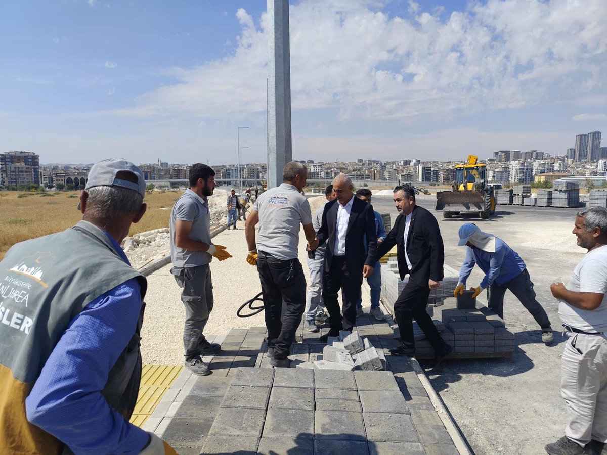 Seydi_eyyupoglu's tweet photo. Büyükşehir Belediyesi Fen İşleri Daire Başkanlığı saha ekiplerimizi ziyaret ettik. Şehrimiz için emek veren, alın teri döken tüm mesai arkadaşlarımıza çalışmalarında kolaylıklar dileriz. 👷‍♂️🏗️ #Şanlıurfa #Fenİşleri https://t.co/sh2MkHjjiE