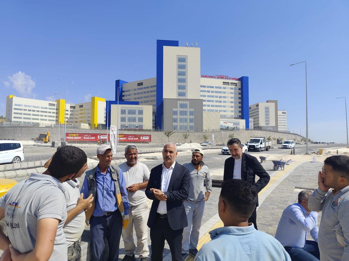 Seydi_eyyupoglu's tweet photo. Büyükşehir Belediyesi Fen İşleri Daire Başkanlığı saha ekiplerimizi ziyaret ettik. Şehrimiz için emek veren, alın teri döken tüm mesai arkadaşlarımıza çalışmalarında kolaylıklar dileriz. 👷‍♂️🏗️ #Şanlıurfa #Fenİşleri https://t.co/sh2MkHjjiE