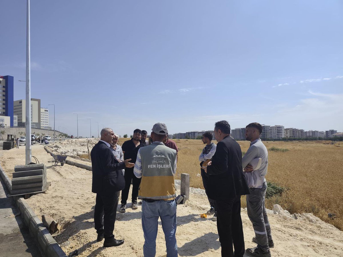 Seydi_eyyupoglu's tweet photo. Büyükşehir Belediyesi Fen İşleri Daire Başkanlığı saha ekiplerimizi ziyaret ettik. Şehrimiz için emek veren, alın teri döken tüm mesai arkadaşlarımıza çalışmalarında kolaylıklar dileriz. 👷‍♂️🏗️ #Şanlıurfa #Fenİşleri https://t.co/sh2MkHjjiE