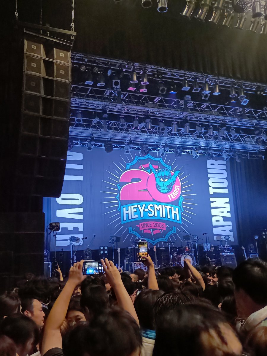 guu_10969's tweet photo. 仕事終わりマッハで開始超ギリギリに到着！HEY−SMITHの20周年♪ワンマンだと思ってたらGENくんの声！え？！フォーリミ？！ってな感じで幕開け笑
札幌でフォーリミと対バンするのは初めてらしい！そして猪狩さん北海道あんまりこれないからってアンコ4曲♡最高でした！ありがとーーー♡ https://t.co/OxfC9eYpOS