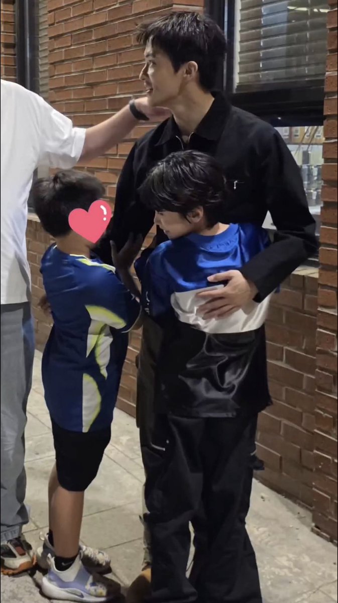 allynsays's tweet photo. yeonho who was hugging mark was born in 2017…mark debuted in 2016…this is how old mark’s career is https://t.co/eWeOW7ACCX