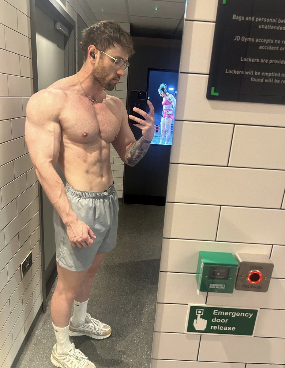 MuscleModelX's tweet photo. Comment “yes” if you want my brand new 🌈 sex tape https://t.co/ltmNdTt9z6