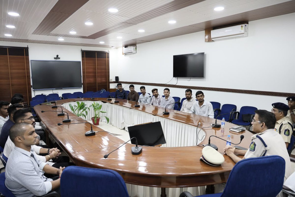Goa_Police's tweet photo. A constructive interaction with the Director General of Police, Shri Alok Kumar, the newly recruited 17 PSIs who are likely to join training in November 2026, have been briefed on the emerging challenges, evolving responsibilities, and high standards of integrity expected in modern policing.
​Key highlights and takeaways for the newly recruited 17 police officer's.
​Embracing Modern Challenges: Adapting to modern crime trends, cyber threats, and advanced investigation techniques with analytical rigor.
​Service & Community First: Upholding public trust through empathetic, fair, and decisive law enforcement.
​Operational Excellence: Leveraging basic training to build physical endurance, legal expertise, and tactical readiness.
​Wishing the new batch strength, dedication, and complete success as they step forward to serve and protect with honor!