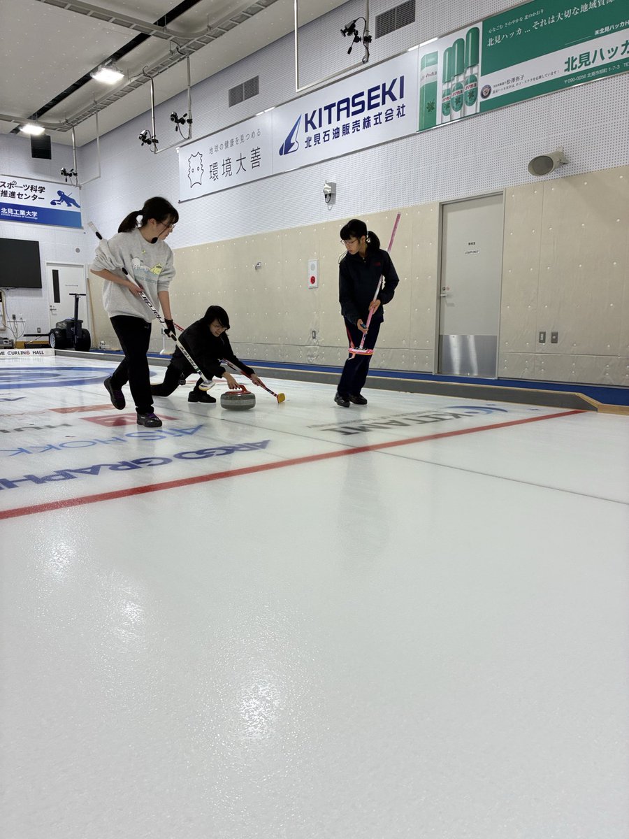kitamiJrcurling's tweet photo. 本日のジュニア練習の様子です。
中学生は来週北海道ジュニア選手権北見協会選考会に出場のためコーチと練習試合を行いました。
作戦面やウエイト管理など試合でしかわからない事を学んでいます。 https://t.co/S6i6Igb0b8