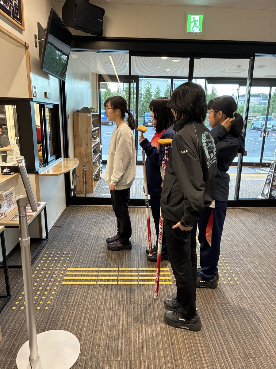 kitamiJrcurling's tweet photo. 本日のジュニア練習の様子です。
中学生は来週北海道ジュニア選手権北見協会選考会に出場のためコーチと練習試合を行いました。
作戦面やウエイト管理など試合でしかわからない事を学んでいます。 https://t.co/S6i6Igb0b8