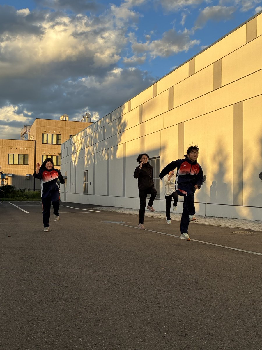 kitamiJrcurling's tweet photo. 本日のジュニア練習の様子です。
中学生は来週北海道ジュニア選手権北見協会選考会に出場のためコーチと練習試合を行いました。
作戦面やウエイト管理など試合でしかわからない事を学んでいます。 https://t.co/S6i6Igb0b8