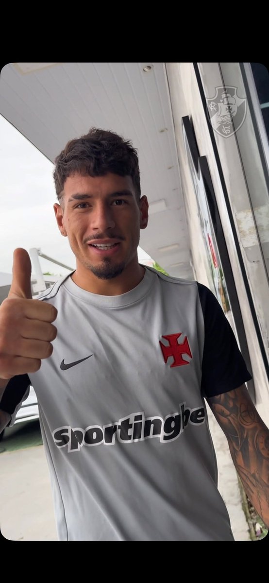gustavotuitaa's tweet photo. Essa covinha e bigode com cavanhaque de cafajeste do saldivia deixa ele mais gostoso 🤤😍 

ele chegando no CT para o treino de ontem https://t.co/JCnAvm5I3S