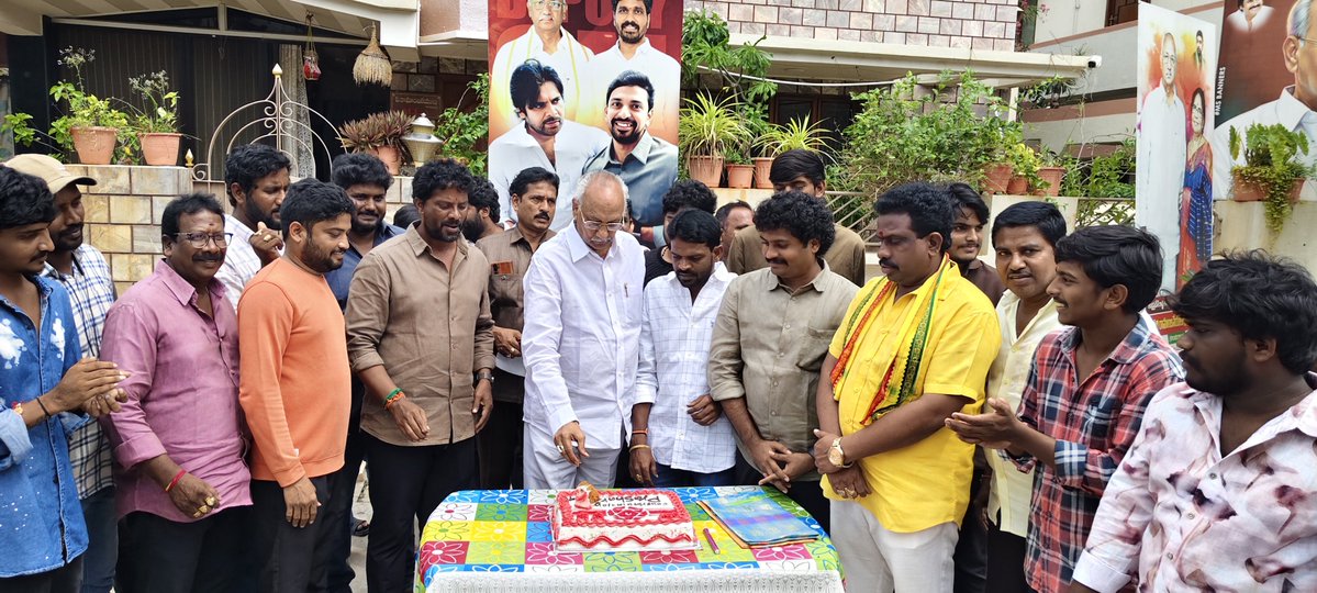 apkbpwdc's tweet photo. జనసేన పార్టీ స్థానిక సంస్థల ఎన్నికల కో-ఆర్డినేటర్ కేంద్ర కమిటీలో యువ నాయకుడు పులపర్తి ప్రశాంత్ సభ్యునిగా నియమితులైన సందర్భంగా భీమవరం బ్యాంక్ కాలనీలోన��� ఎమ్మెల్యే పులపర్తి రామాంజనేయులు (అంజిబాబు) నివాసంలో టీమ్ ప్రశాంత్ యూత్, గునుపూడి యూత్ ఆధ్వర్యంలో ఎమ్మెల్యే అంజిబాబు https://t.co/psKcw9Vvl7