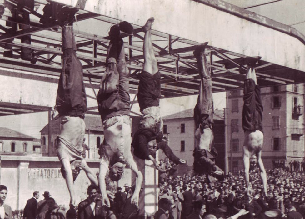GotikasLetras's tweet photo. Veo a grupos Nacionalistas teniendo éxito, cosa que me alegra, pero siguen compadreando con la Derecha insensatamente.

Fue la Derecha la que Traicionó a Mussolini.

Fue la Derecha la que intentó matar a traición a Hitler.

Será la derecha la que os traicione.

Avisados estáis😉 https://t.co/euSFAXlJ7X