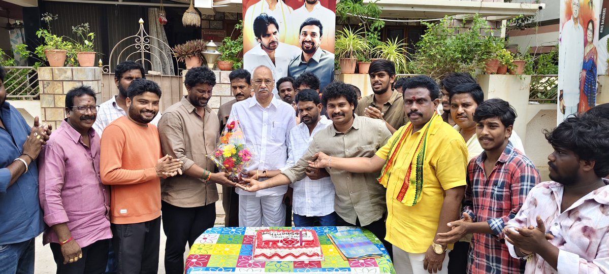 apkbpwdc's tweet photo. జనసేన పార్టీ స్థానిక సంస్థల ఎన్నికల కో-ఆర్డినేటర్ కేంద్ర కమిటీలో యువ నాయకుడు పులపర్తి ప్రశాంత్ సభ్యునిగా నియమితులైన సందర్భంగా భీమవరం బ్యాంక్ కాలనీలోన��� ఎమ్మెల్యే పులపర్తి రామాంజనేయులు (అంజిబాబు) నివాసంలో టీమ్ ప్రశాంత్ యూత్, గునుపూడి యూత్ ఆధ్వర్యంలో ఎమ్మెల్యే అంజిబాబు https://t.co/psKcw9Vvl7