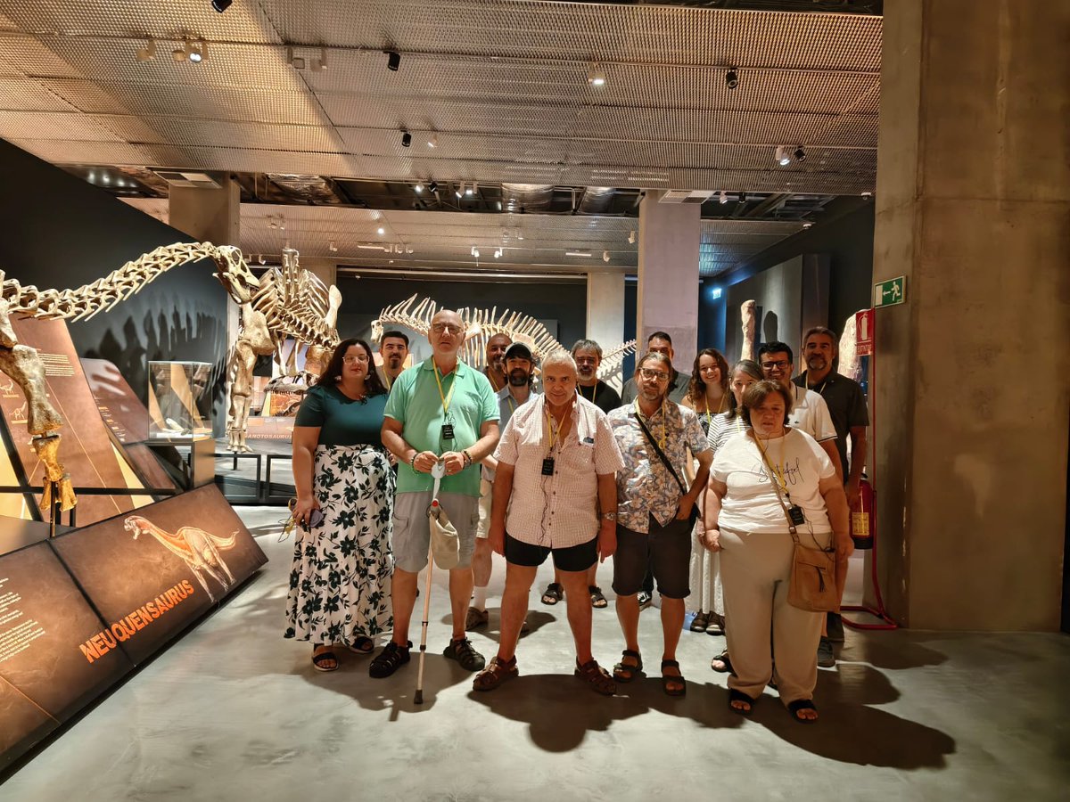 Solidarios_es's tweet photo. Aprendiendo de los dinosaurios en @CaixaForum y disfrutando del #grupodeocio del programa de #saludmental en #sevilla donde nos sentimos seguros y capaces de disfrutar y compartir como iguales
#voluntariado https://t.co/5UatK0AFGO