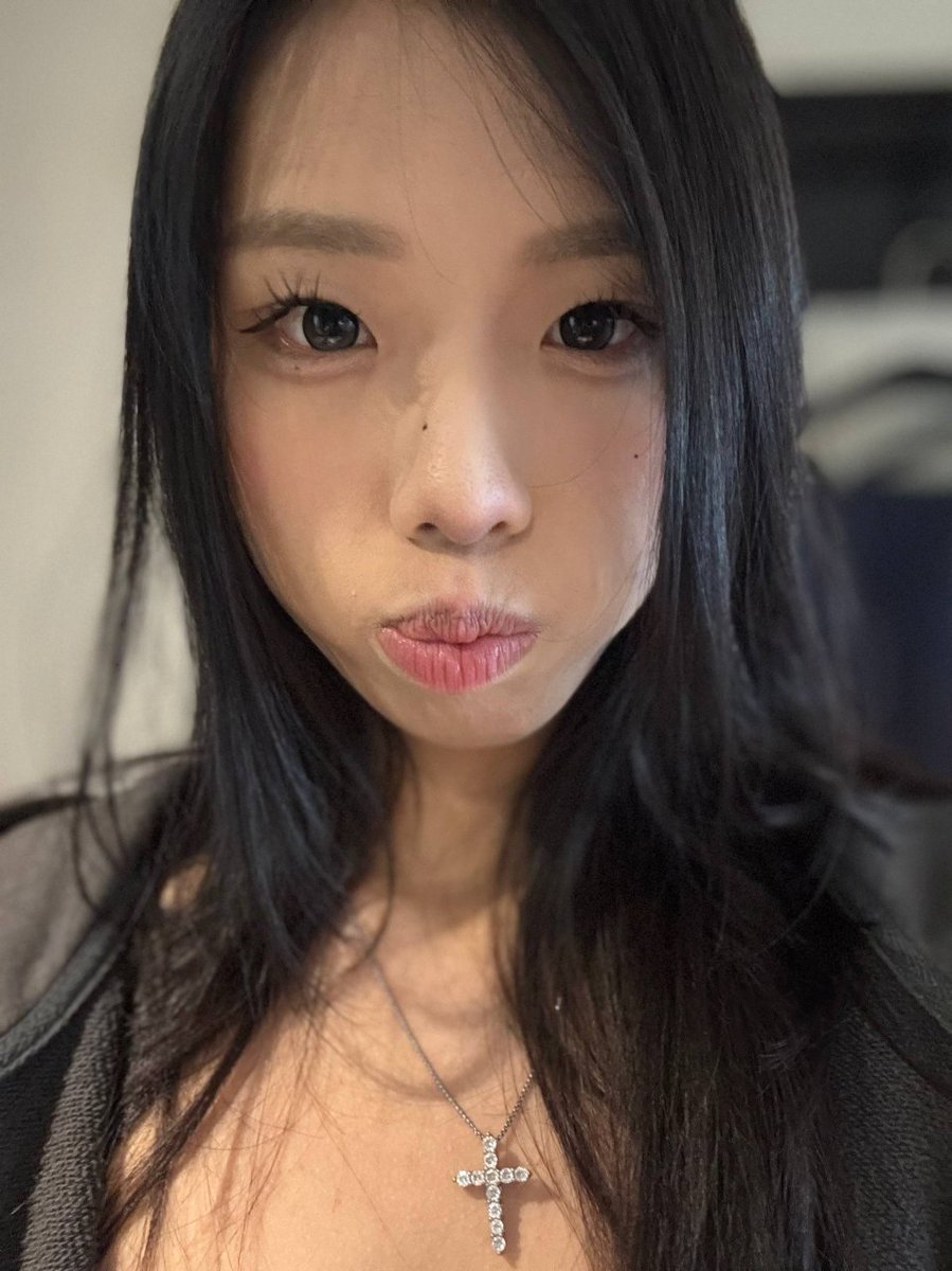 jenyferdrew2's tweet photo. 黑卫衣十字架项链蓝甲自拍嘟嘴伸舌、白吊带粉发圈跪地抬眼含；厚唇裹着鸡巴舔龟头深喉还被夸好乖的宝宝、项圈链子拉着跪舔问爸爸鸡巴好不好吃；灰床单木床后入按臀全裸进出、酒店骑乘露奶十字架晃、碎花背心掀起跳蛋磨多毛逼配Hello Kitty毛绒袜 https://t.co/h9PJnsuvfW