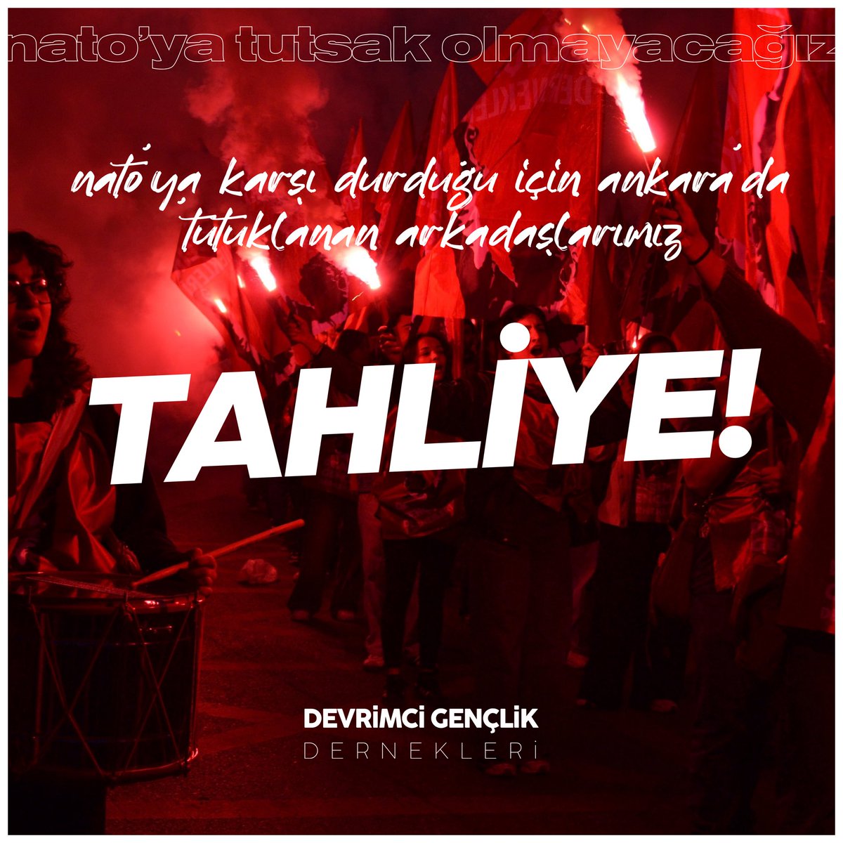 DGdernekleri10's tweet photo. Geride kimseyi bırakmak yok; hepsini alacağız!

Memleketi NATO zincirinden koparmak istediği için 26 Haziran'dan bu yana tutuklu bulunan derneğimiz Ankara Temsilcisi Fatih Atay ve dernek üyemiz Ferhat Kaplan bugün görülen duruşmalarında tahliye edildi!

Arkadaşlarımızın tahliye haberi vesilesiyle bir kez daha söylüyoruz: Ülkeyi derin bir uçurumun kıyısına sürükleyen emperyalist güçlere ve işbirlikçilerine karşı mücadelemizden vazgeçmeyeceğiz. Bu memleket ne Trumpların ve Barrackların ne de onların yerli ortağı olan AKP'nin sinsi planlarına boyun eğmeyecek.

Topraklarımızda tertiplenen kirli oyunları bozacağız! NATO zincirini kıracak, halk iktidarını kuracağız!