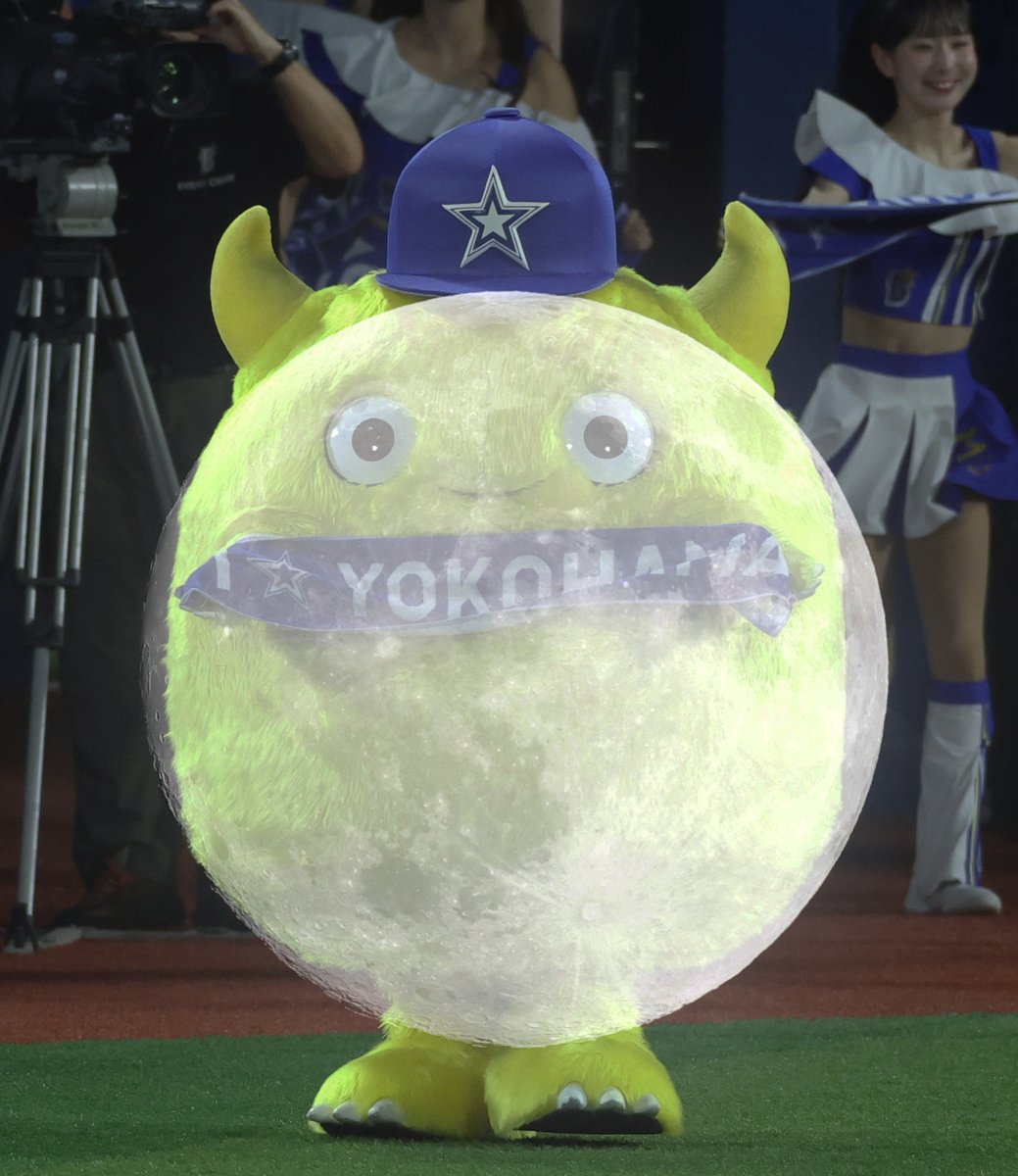 Sponichi_Photo's tweet photo. ＜DeNA×阪神 23回戦＞
中秋の名月と形が似ている #チャピー
※多重露光撮影です
（撮影・須田　麻祐子） https://t.co/ZDyeVaAsr6